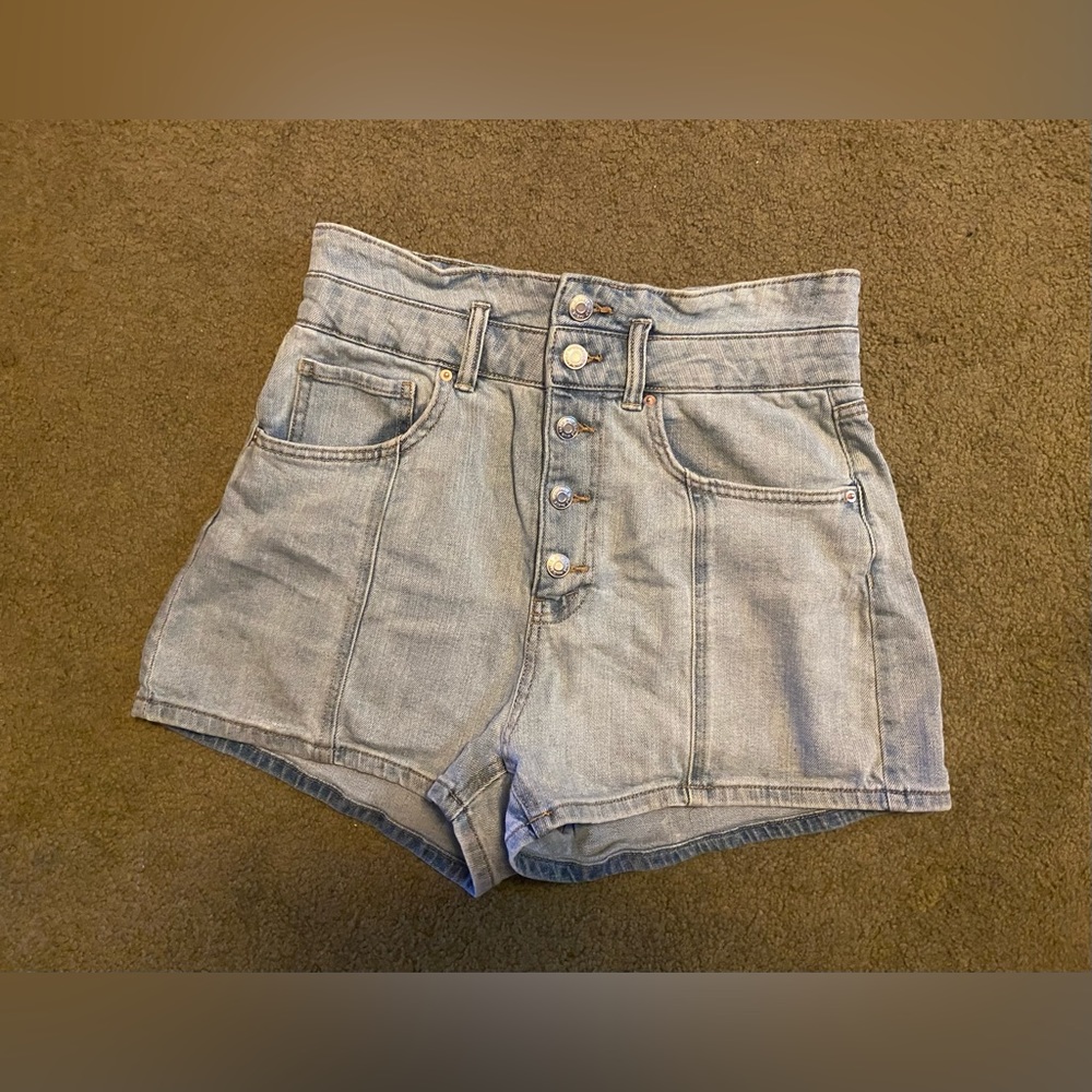 Wild Fable women’s size 10 high rise denim button up shorts.